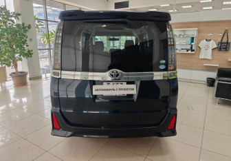 Подержанный автомобиль Toyota Voxy Minivan 2015 года (6 фото)