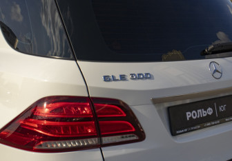 Подержанный автомобиль Mercedes-Benz GLE 2016 года (25 фото)