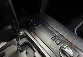 Подержанный автомобиль Toyota Land Cruiser Suv 2014 года (18 фото)