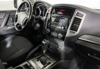 Подержанный автомобиль Mitsubishi Pajero 2015 года (9 фото)