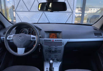 Подержанный автомобиль Opel Astra Sedan 2012 года (10 фото)