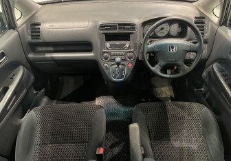Подержанный автомобиль Honda Stream 2002 года (10 фото)