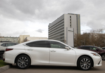 Подержанный автомобиль Lexus ES 2019 года (3 фото)