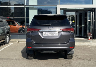 Подержанный автомобиль Toyota Fortuner 2018 года (6 фото)