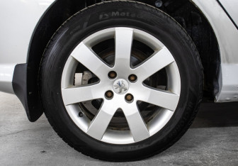 Подержанный автомобиль Peugeot 308 Hatchback 2010 года (20 фото)