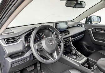Подержанный автомобиль Toyota RAV4 2020 года (16 фото)