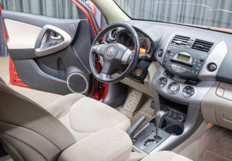 Подержанный автомобиль Toyota RAV4 2006 года (5 фото)