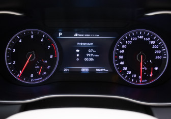 Подержанный автомобиль Genesis G70 2019 года (11 фото)