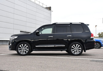 Подержанный автомобиль Toyota Land Cruiser Suv 2017 года (8 фото)