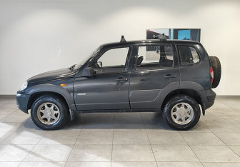 Подержанный автомобиль Chevrolet Niva 2010 года (8 фото)