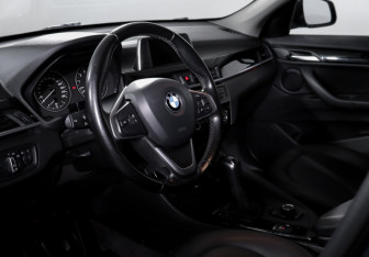 Подержанный автомобиль BMW X1 2016 года (14 фото)