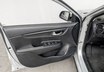 Подержанный автомобиль Kia Rio Hatchback 2021 года (19 фото)