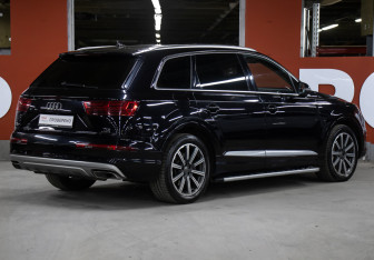 Подержанный автомобиль Audi Q7 2015 года (5 фото)