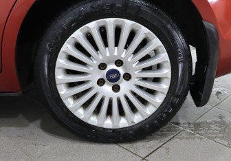 Подержанный автомобиль Ford Focus Sedan 2009 года (9 фото)