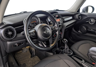 Подержанный автомобиль MINI Hatch 2016 года (15 фото)