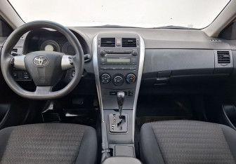 Подержанный автомобиль Toyota Corolla Sedan 2010 года (12 фото)