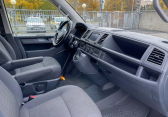 Подержанный автомобиль Volkswagen Caravelle 2017 года (9 фото)