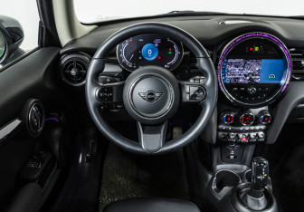 Подержанный автомобиль MINI Hatch 2021 года (10 фото)