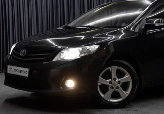 Подержанный автомобиль Toyota Corolla Sedan 2011 года (20 фото)