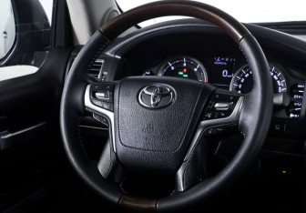 Подержанный автомобиль Toyota Land Cruiser Suv 2018 года (14 фото)