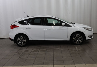 Подержанный автомобиль Ford Focus Hatchback 2017 года (7 фото)