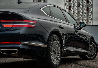 Подержанный автомобиль Genesis G80 2021 года (33 фото)