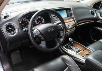 Подержанный автомобиль Infiniti QX60 2017 года (13 фото)