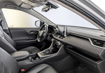 Подержанный автомобиль Toyota RAV4 2021 года (11 фото)