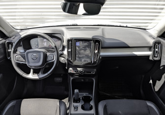Подержанный автомобиль Volvo XC40 2020 года (14 фото)