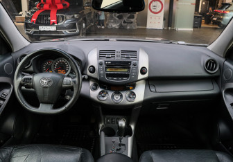 Подержанный автомобиль Toyota RAV4 2012 года (9 фото)