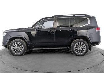 Подержанный автомобиль Toyota Land Cruiser Suv 2022 года (8 фото)
