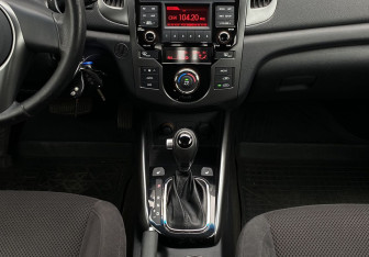 Подержанный автомобиль Kia Cerato Coupe 2011 года (13 фото)