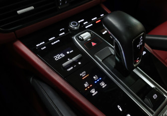 Подержанный автомобиль Porsche Cayenne 2020 года (23 фото)