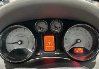 Подержанный автомобиль Peugeot 308 Hatchback 2009 года (10 фото)