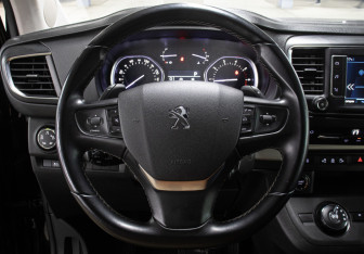 Подержанный автомобиль Peugeot Traveller 2020 года (17 фото)