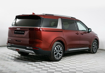 Подержанный автомобиль Kia Carnival 2022 года (3 фото)