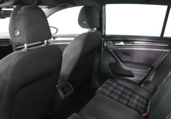Подержанный автомобиль Volkswagen Golf GTI Hatchback 2014 года (12 фото)