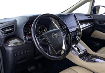 Подержанный автомобиль Toyota Alphard 2020 года (15 фото)