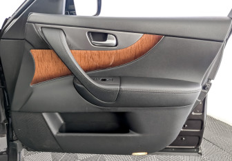 Подержанный автомобиль Infiniti QX70 2015 года (26 фото)