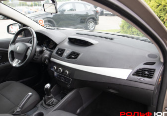 Подержанный автомобиль Renault Fluence 2012 года (7 фото)