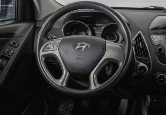 Подержанный автомобиль Hyundai ix35 2011 года (15 фото)