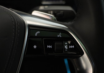 Подержанный автомобиль Audi A8 2021 года (12 фото)