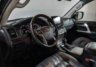 Подержанный автомобиль Toyota Land Cruiser Suv 2015 года (15 фото)