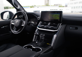 Подержанный автомобиль Toyota Land Cruiser Suv 2023 года (16 фото)
