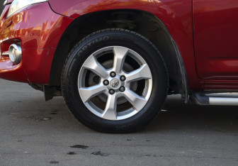 Подержанный автомобиль Toyota RAV4 2010 года (27 фото)