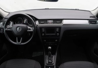 Подержанный автомобиль Skoda Rapid Liftback 2015 года (13 фото)