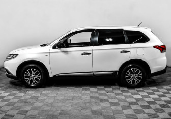Подержанный автомобиль Mitsubishi Outlander 2015 года (3 фото)