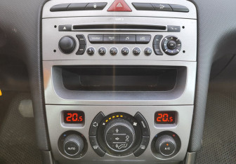 Подержанный автомобиль Peugeot 308 Hatchback 2008 года (14 фото)