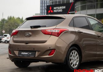 Подержанный автомобиль Hyundai i30 Hatchback 2013 года (17 фото)