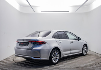Подержанный автомобиль Toyota Corolla Sedan 2022 года (5 фото)